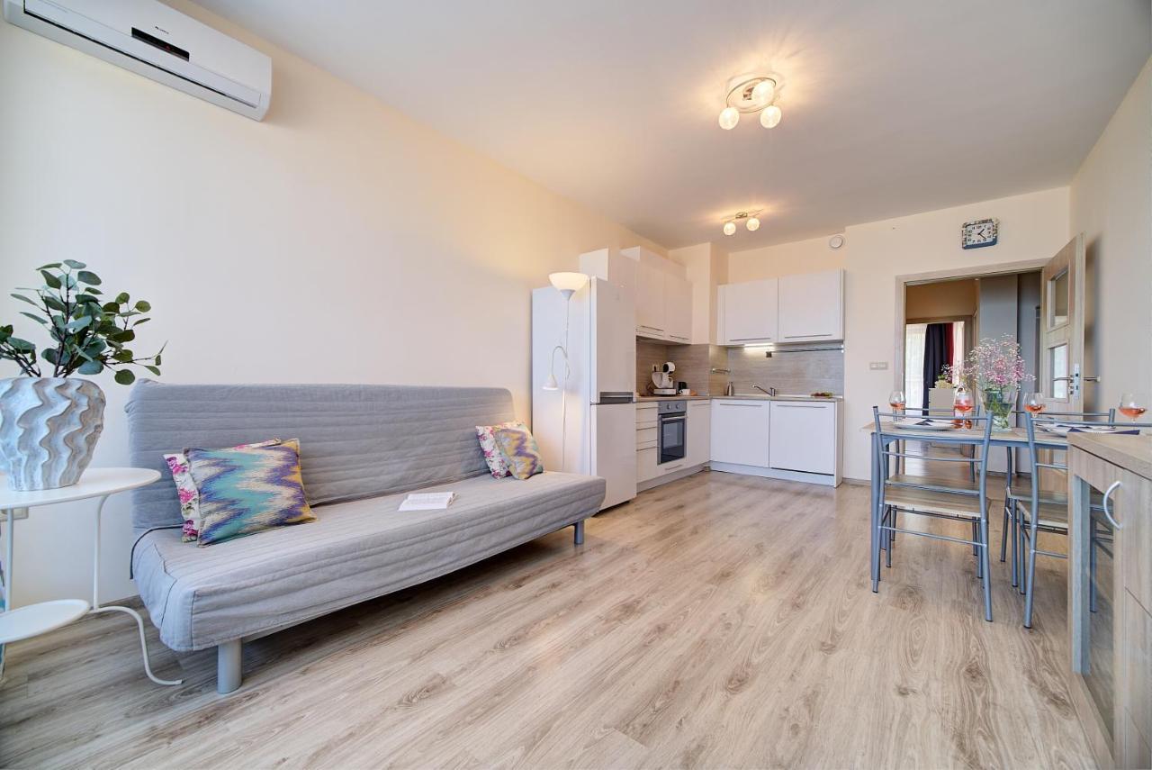 Summertime In South Bay Apartment *