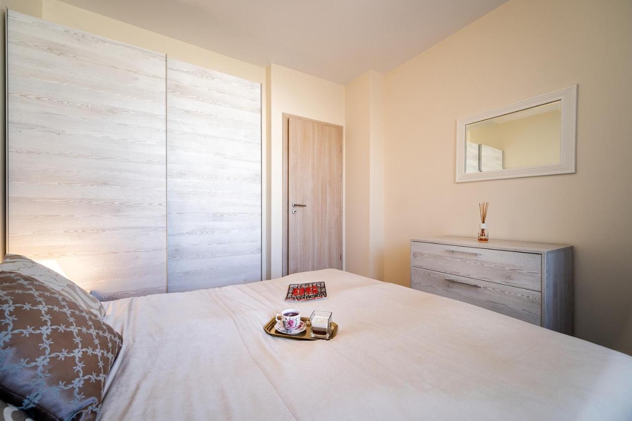 Summertime In South Bay Apartment *