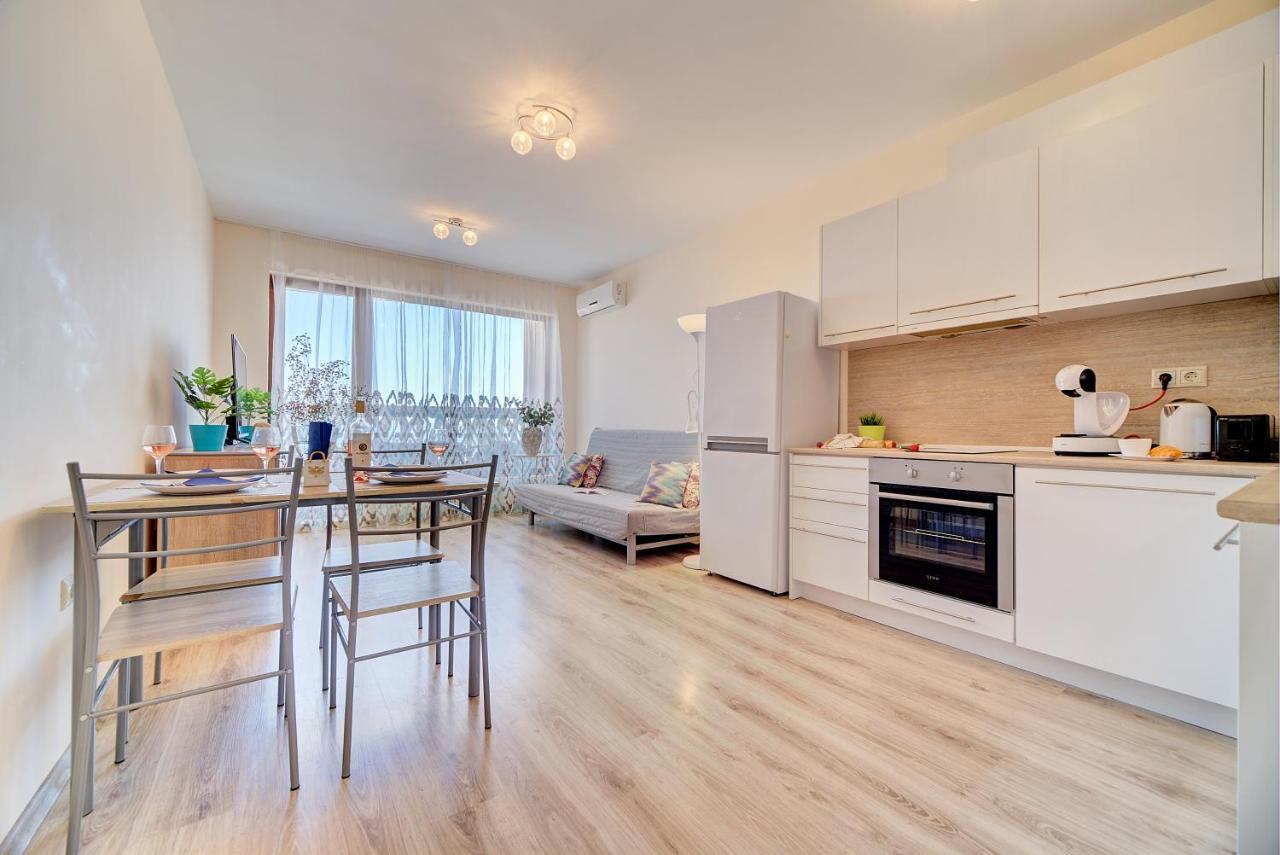 Summertime In South Bay Apartment *